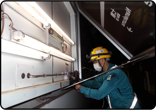 地下鉄　駅掲示器点検作業